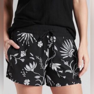 Athleta BAJA Shorts Black Floral Pockets Women’s Size 4 Unlined Drawstring 4”